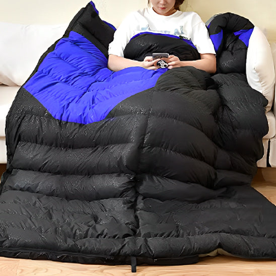 grand-sac-de-couchage-noir-et-bleu-rechauffant-une-femme