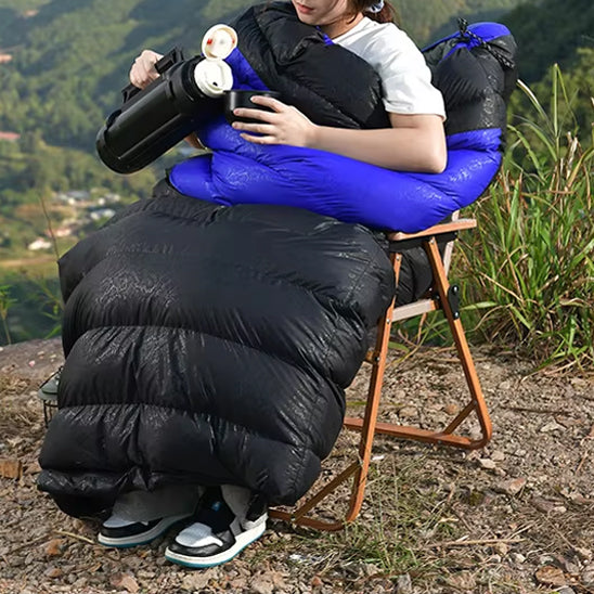 femme-qui-verse-un-cafe-dehors-dans-un-sac-de-couchage
