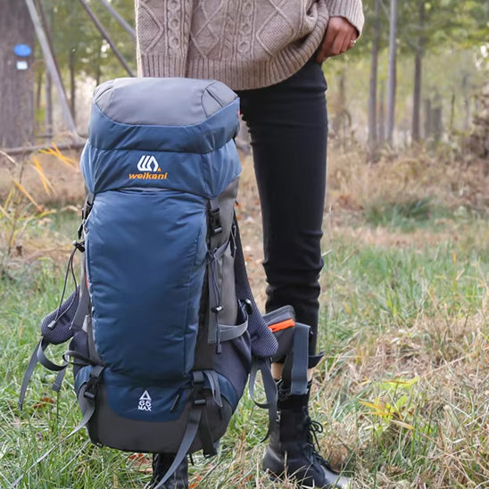 sac-de-randonnee-avec-femme-qui-le-tient