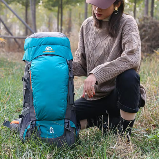 sac-de-randonnée-bleu-avec-femme-qui-regarde
