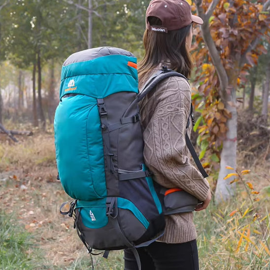 sac-de-randonnée-bleu-pâle-avec-femme-en-randonnée