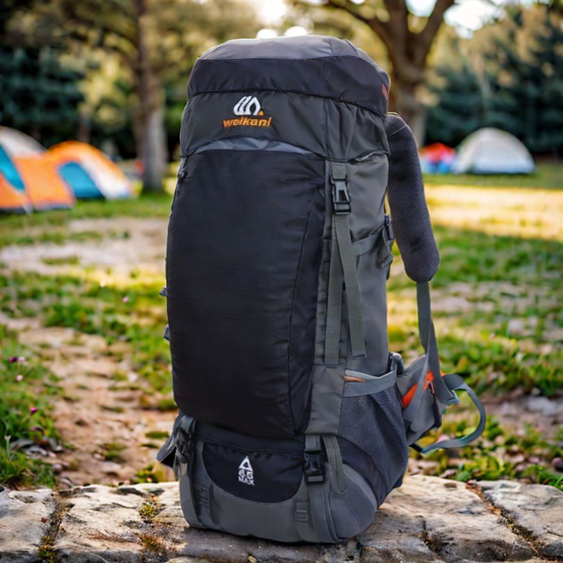 sac-de-randonnée-noir-sur-table-camping