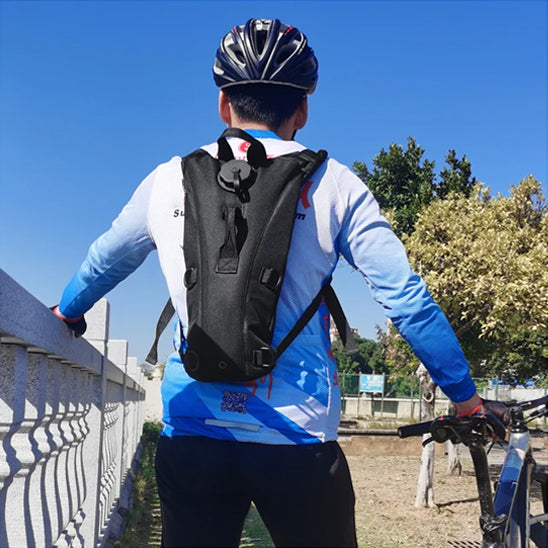 un-cycliste-portant-un-sac-dhydratation-noir-sur-le-dos