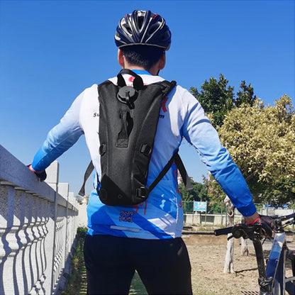 un-cycliste-portant-un-sac-dhydratation-noir-sur-le-dos