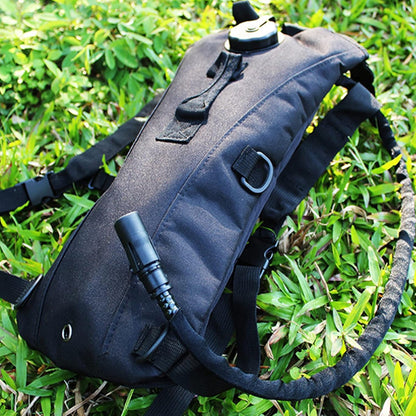 un-sac-dhydratation-noir-déposé-sur-le-sol