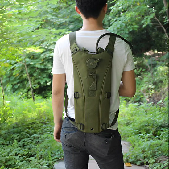 Jeune-homme-en-forêt-équipé-de-son-sac-dhydratation-vert