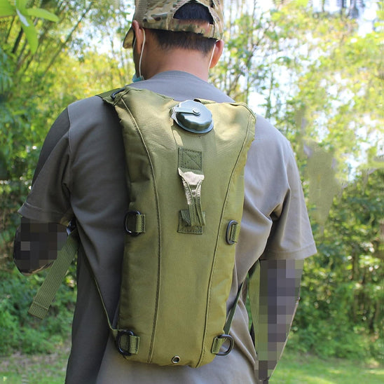homme-en-randonnée-portant-son-sac-dhydratation-vert
