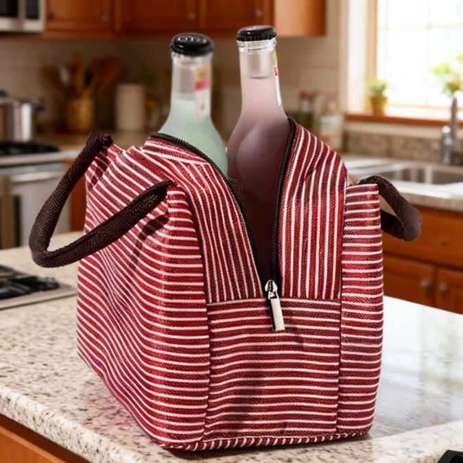 sac gamelle rouge sur un comptoir