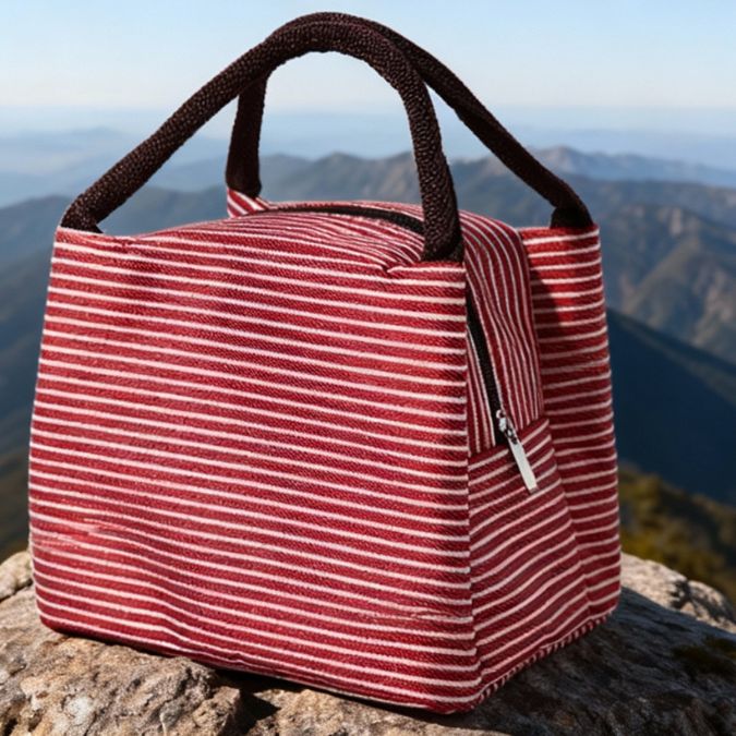sac gamelle rouge sur un rocher