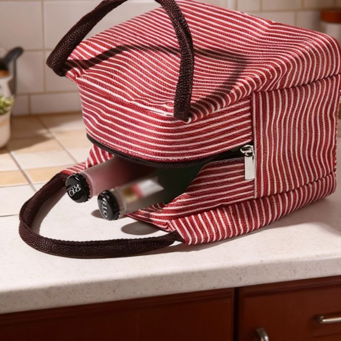 sac gamelle rouge ligné sur un comptoir