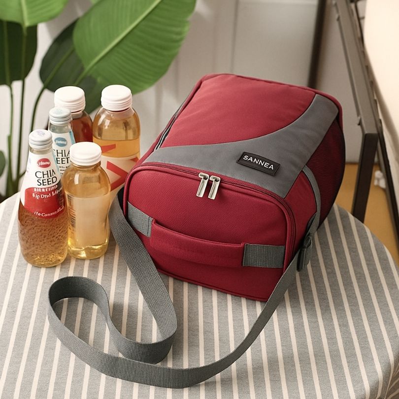 présentation d'un sac glaciere rouge de 9l sur une table
