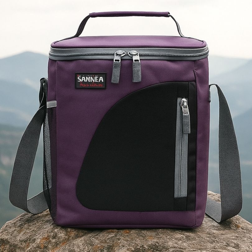 un sac glaciere violet en extérieur