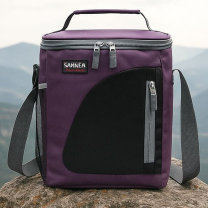 un sac glaciere violet en extérieur