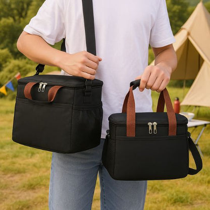 un homme portant deux sac glaciere sur lui en camping
