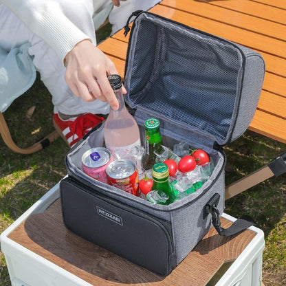 personne qui prend une boissons fraiche dans le sac glacière noir