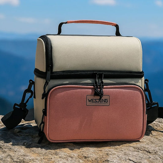 présentation d'un sac glacière rose sur un rocher