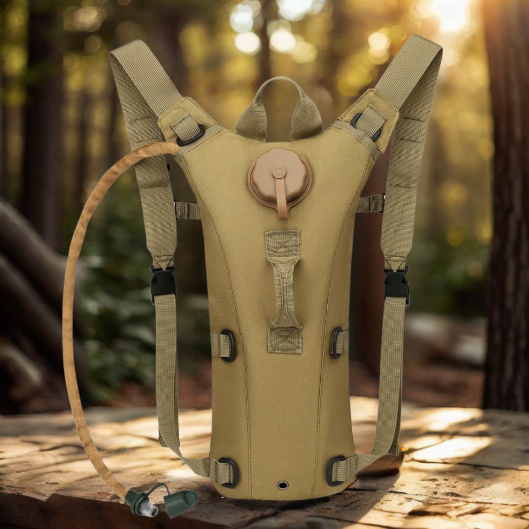 sac-hydratation-kaki-posé-sur-une-table-entre-les-arbres