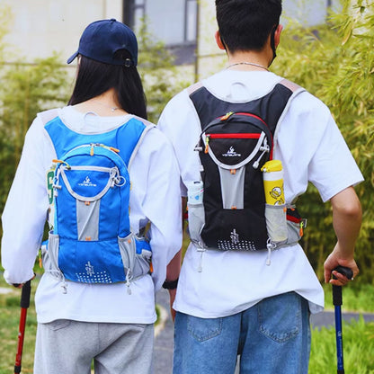 un-couple-en-amour-partant-pour-une-randonnée-avec-leur-sac-hydratation