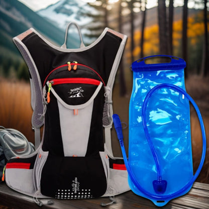 un-sac-dhydratation-noir-sur-une-table-de-camping-avec-son-sac-deau