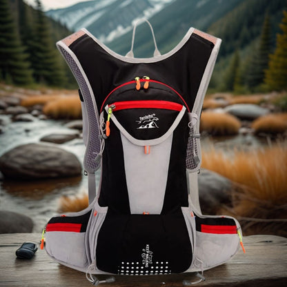 un-sac-hydratation-noir-sur-une-table-en-nature