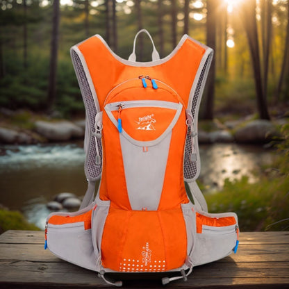 sac-hydratation-orange-près-dune-rivière-en-forêt