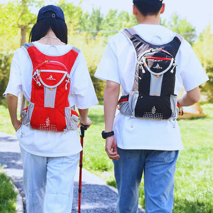 2-personnes-qui-marchent-sur-un-sentier-avec-leur-sac-dhydratation-noir-et-rouge