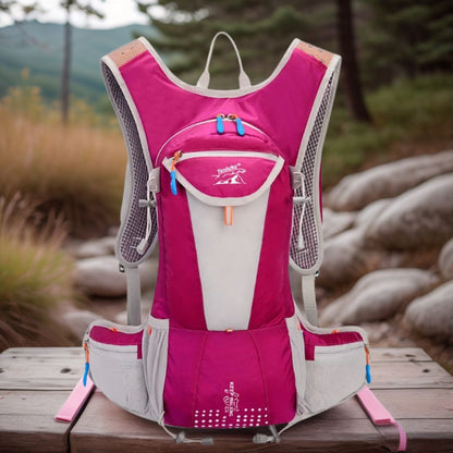 un-sac-dhydratation-rose-posé-sur-une-table-de-camping