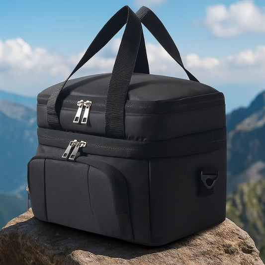 présentation d'un sac isotherme noir avec anse sur rocher