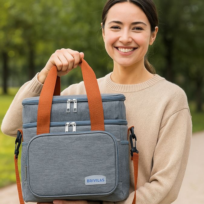 femme souriante nous montrant un sac ioshterme double étage gris