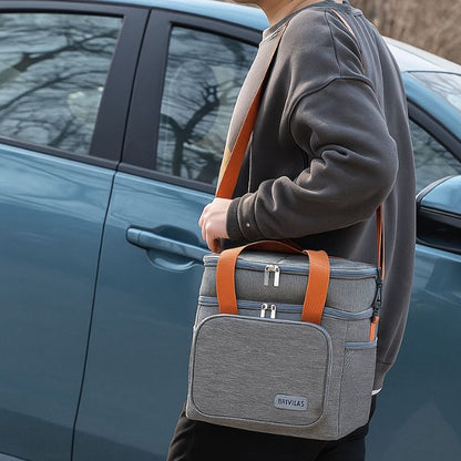 homme marchant proche d'un véhicule avec un sac isotherme gris accroché à l'épaule