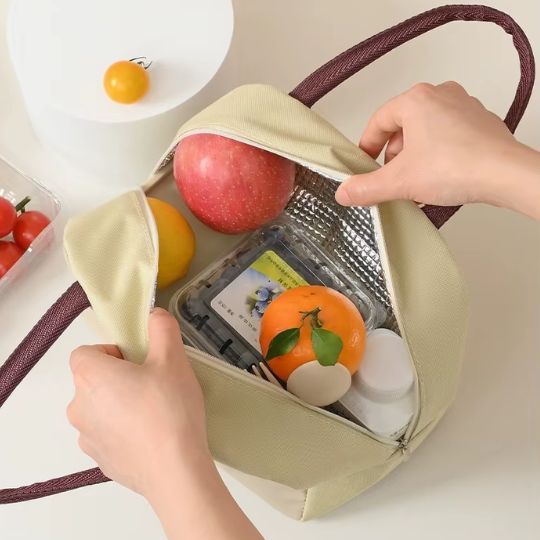 sac-isotherme-enfant-ouvert-avec-fruits-frais-a-interieur