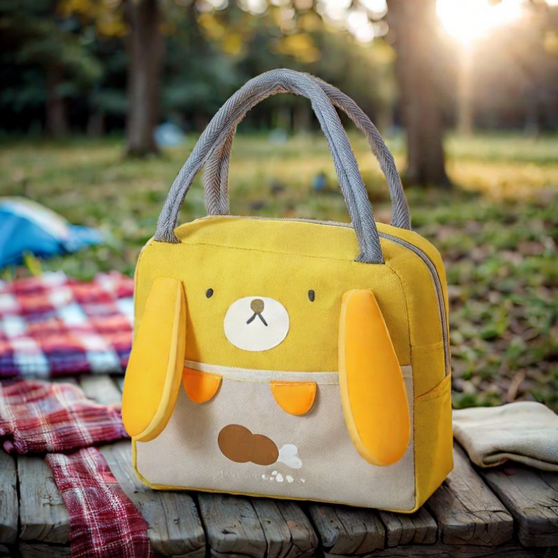 sac-isotherme-enfant-jaune-sur-table-de-camping-pour-bonheur-en-famille