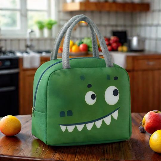 sac-isotherme-enfant-vert-sur-table-de-cuisine