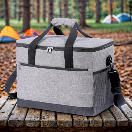 sac-isotherme-gris-en-camping-en-automne