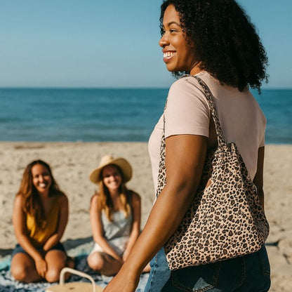 femme noir sur une plage avec un sac isotherme leopard