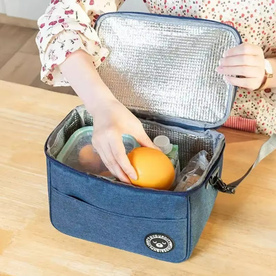 femme-qui-met-aliments-dans-sac-isotherme-repas-bleu