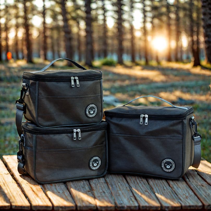 sac-isotherme-repas-noir-dans-la-nature-sur-une-table