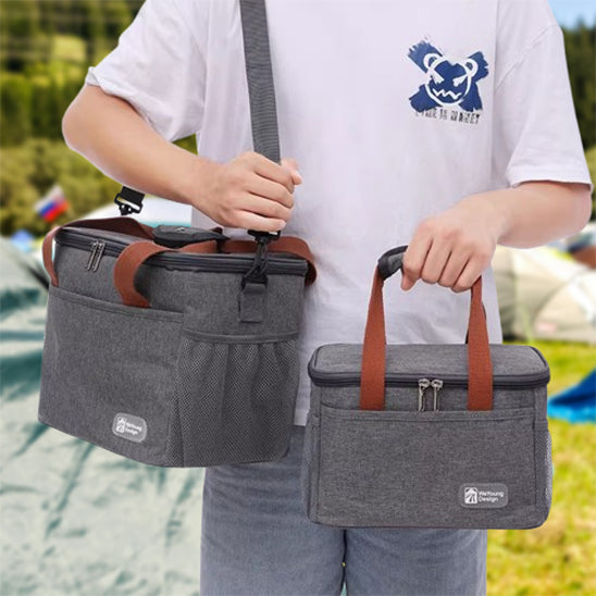 homme portant deux sac isotherme repas gris dans ses main