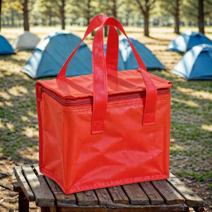 sac-isotherme-rouge-sur-une-table-de-camping