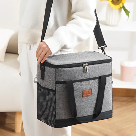 sac-isotherme-gris-et-noir-tenu-par-lepaule