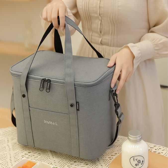 sac pique nique gris sur un comptoir de cuisine