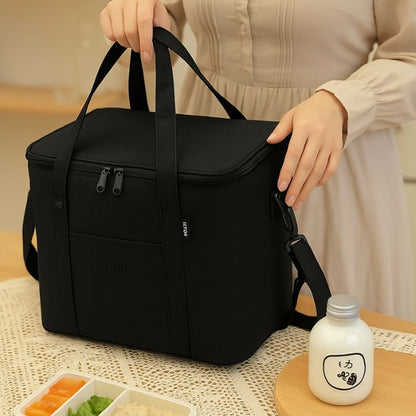 un sac pique nique noir sur un comptoir de cuisine