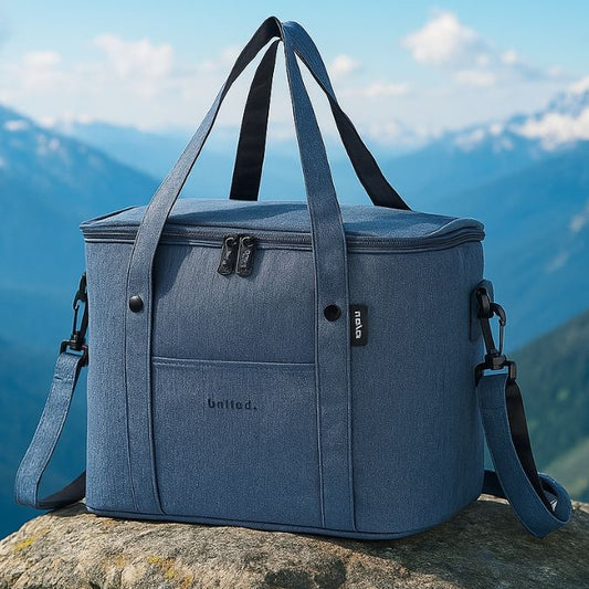 présentation d'un sac pique nique bleu sur un rocher au soleil en montagne