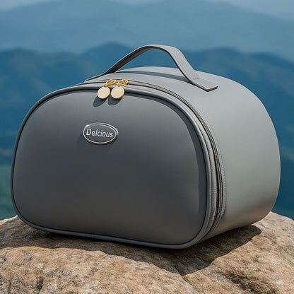 présentation d'un sac pour gamelle gris sur un rocher en extérieur