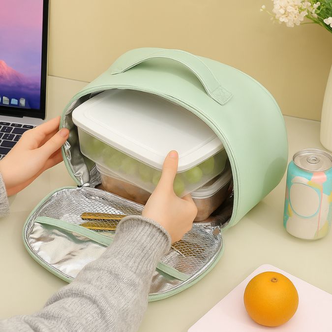 un personne qui prend son lunch box de son sac pour gamelle au bureau