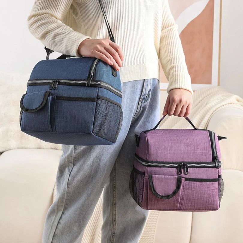 homme tenant 2 sac repas isotherme dans ses mains