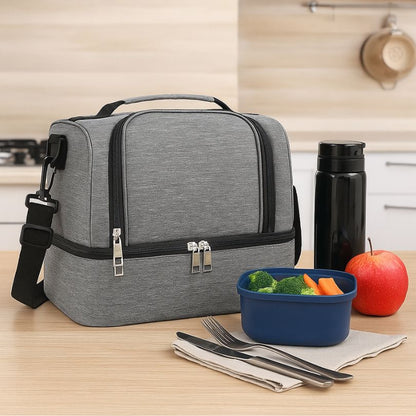 présentation d'un sac thermo gris sur une table de cuisine