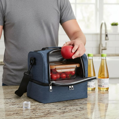 homme qui mets une pomme dans un sac thermo bleu double compartiment
