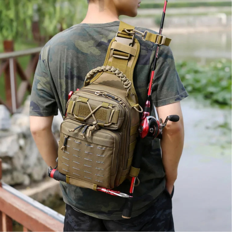 homme-portant-sa-sacoche-tactique-en-allant-pêcher