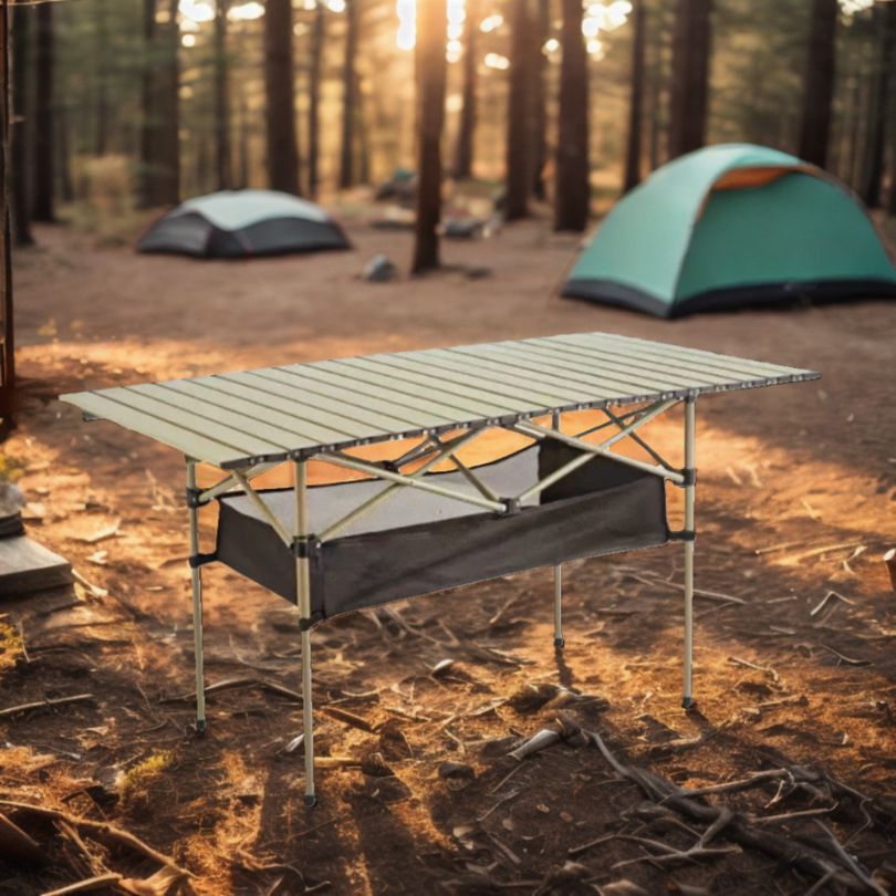 table-pliante-kaki-sur-le-sol-de-camping-avec-tente